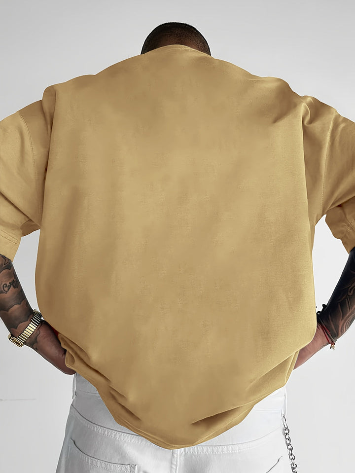 Casual heren t-shirt met korte mouwen en opvallende slogan, ideaal voor een relaxte zomerse outfit.