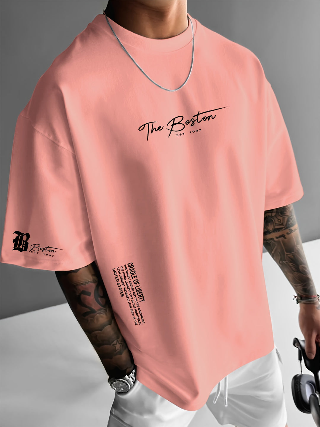 Trendy heren t-shirt met loose fit en opvallende slogan print, comfortabel voor dagelijks gebruik.