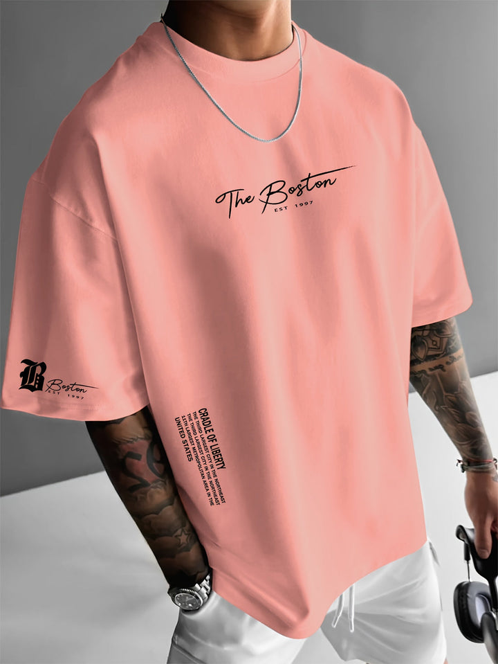 Trendy heren t-shirt met loose fit en opvallende slogan print, comfortabel voor dagelijks gebruik.