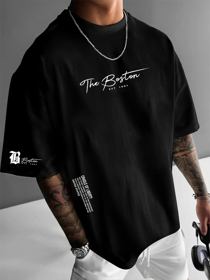 Loose fit heren t-shirt met ronde hals en korte mouwen, voorzien van een trendy slogan print. Streetwear.