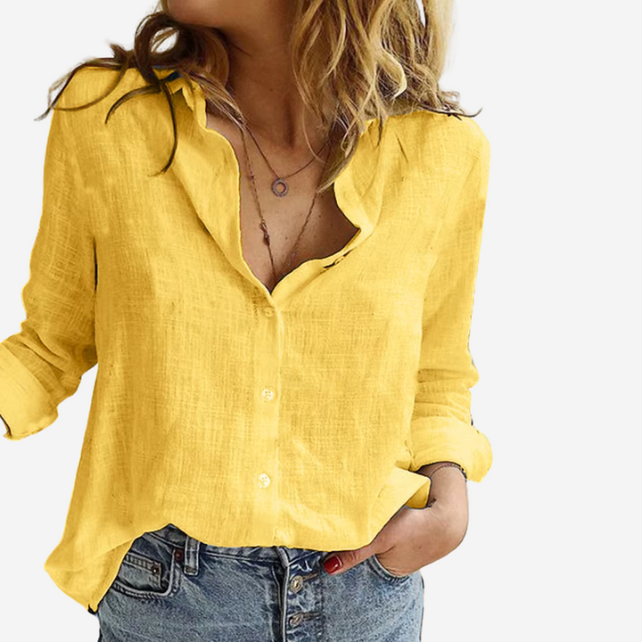 Moderne damesblouse met reverskraag en lange mouwen, losvallend en ideaal voor lente en zomer. Knoopsluiting.