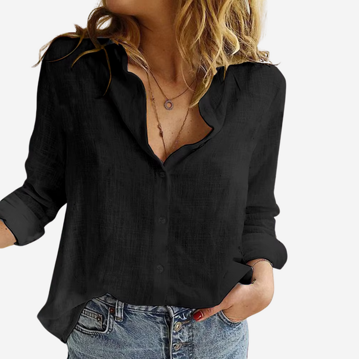 Stijlvolle casual chic dames top met knoopsluiting en reverskraag, perfect voor een elegante kantooroutfit.