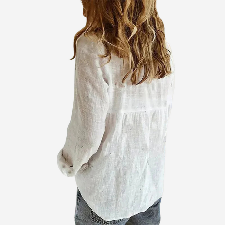 Tijdloze losvallende damesblouse met reverskraag, lange mouwen en comfortabele pasvorm. Geschikt voor zomer.