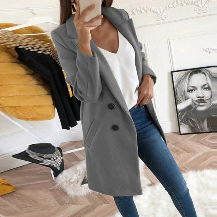 "Louise - Klassieke damesjas, oversized silhouet, dubbele knoopsluiting, elegante look, zacht en luxueus voor comfort."