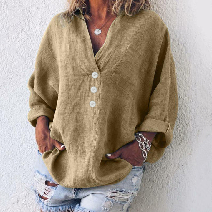 Detailopname van een ademend dames overhemd, comfortabel en lichtgewicht voor warme seizoenen. Zomerse blouse.