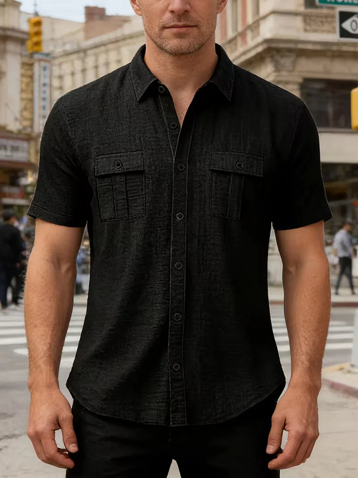 Zomerse herenkleding: luchtig overhemd, korte mouwen, borstzakken, comfortabel en stijlvol.