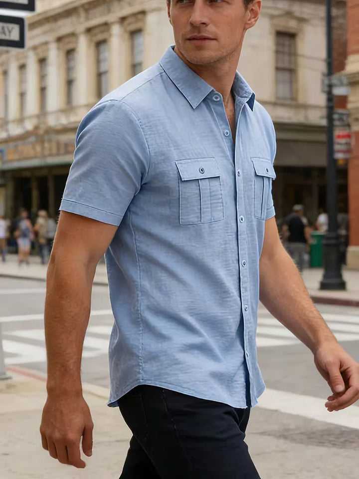 Blauw casual heren overhemd, korte mouwen, borstzakken, ideaal voor strand en vrije tijd.