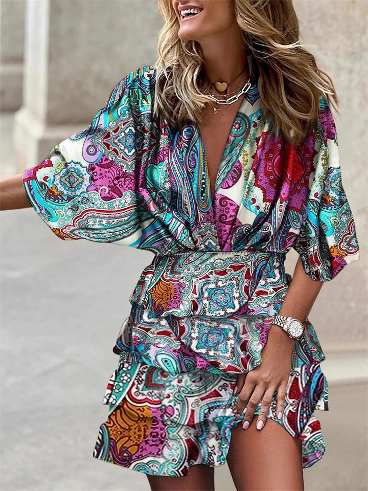 "Luchtige Annelie zomerjurk met diepe V-hals, ruches en bloemenpatroon, zijaanzicht geschikt voor zomeravonturen."