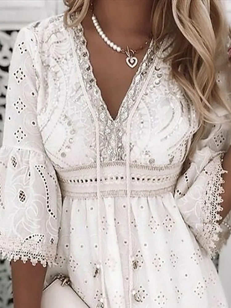 Luchtige bohemian dames zomerjurk met V-hals, ideaal als strandjurk of casual zomerkleding voor vrouwen.