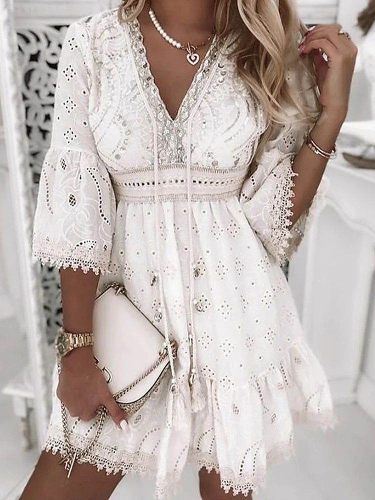 Casual bohemian dames zomerjurk met V-hals, gemaakt van luchtige stof, ideaal voor warme zomerdagen.