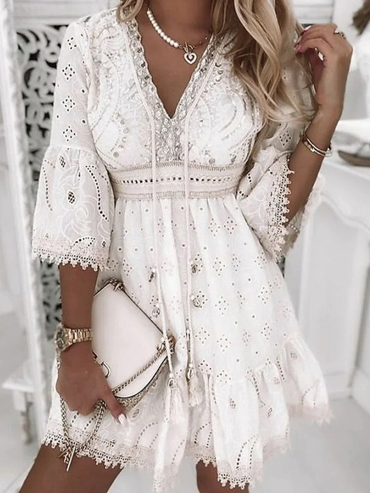 Casual bohemian dames zomerjurk met V-hals, gemaakt van luchtige stof, ideaal voor warme zomerdagen.