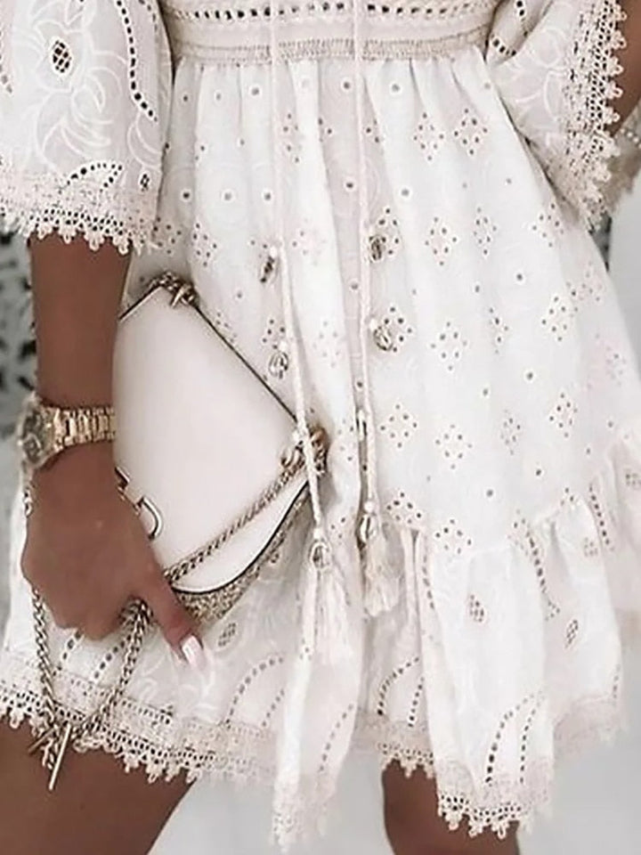 Mooie bohemian strandjurk met V-hals voor vrouwen, luchtig en comfortabel voor ontspannen zomerse dagen.