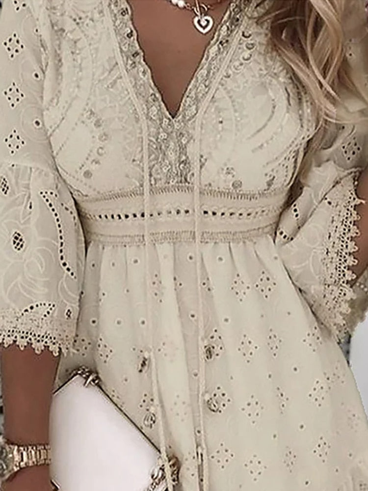 Trendy dames zomerjurk met bohemian print en V-hals; elegant, luchtig en veelzijdig voor elke gelegenheid.