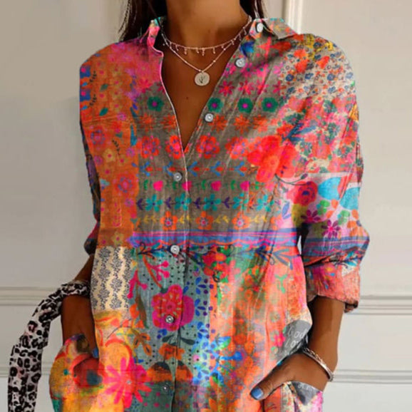 "Luchtige boho blouse met kleurrijke bloemenprint, V-hals en knoopsluiting, ideaal voor een bohemian stijl."
