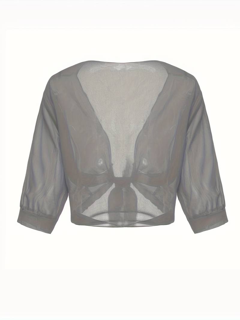 "Luchtige chiffon bolero met striksluiting en korte mouwen, elegant over zomeroutfits. Ideaal voor warme dagen en koele avond