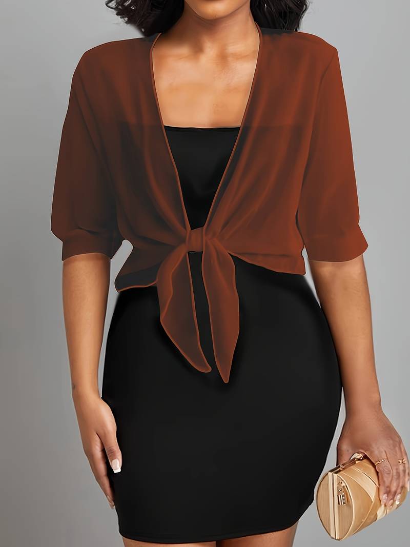 "Luchtige chiffon bolero met striksluiting en korte mouwen, elegant over zomeroutfits. Ideaal voor warme dagen en koele avond