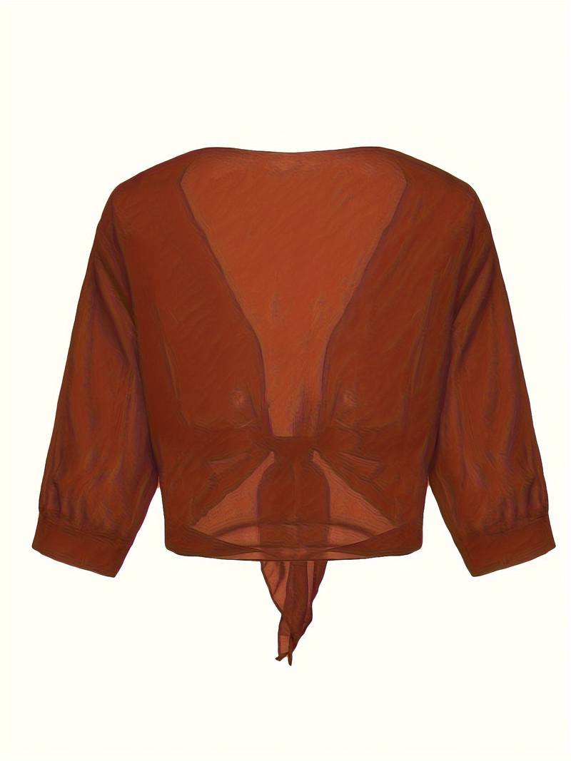 "Luchtige chiffon bolero met striksluiting en korte mouwen, elegant over zomeroutfits. Ideaal voor warme dagen en koele avond
