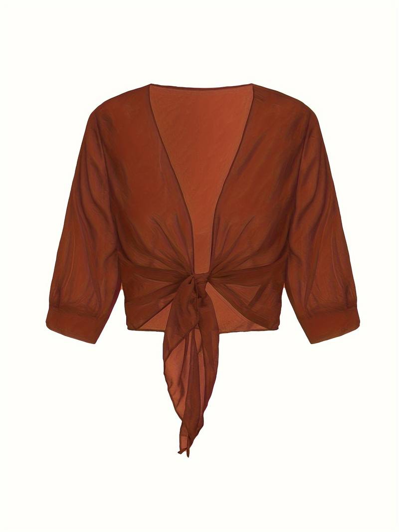 "Luchtige chiffon bolero met striksluiting en korte mouwen, elegant over zomeroutfits. Ideaal voor warme dagen en koele avond