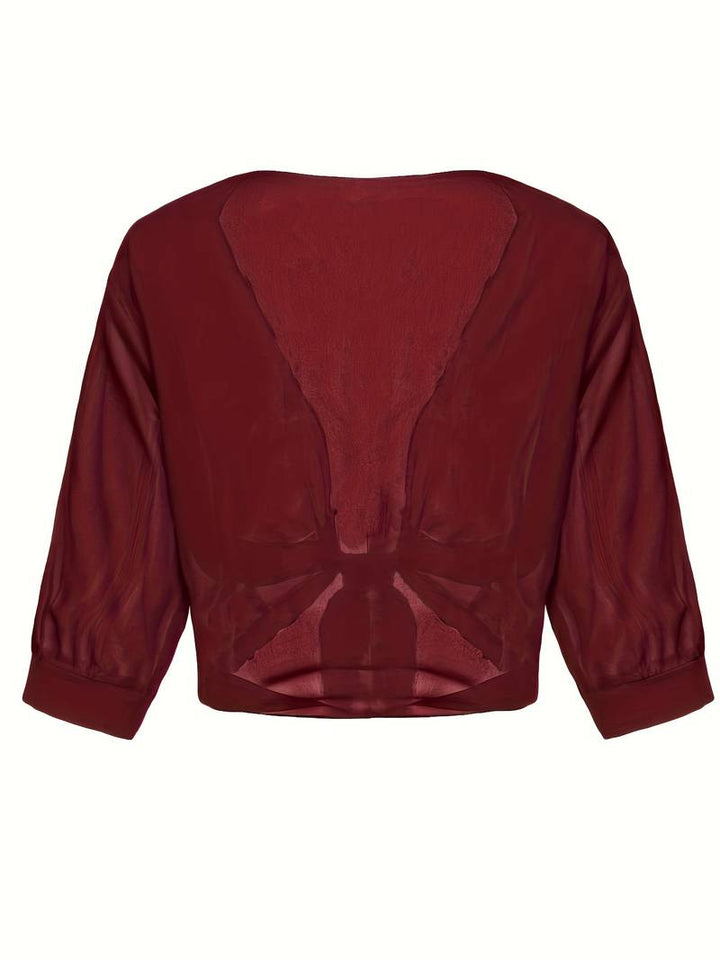 "Luchtige chiffon bolero met striksluiting en korte mouwen, elegant over zomeroutfits. Ideaal voor warme dagen en koele avond