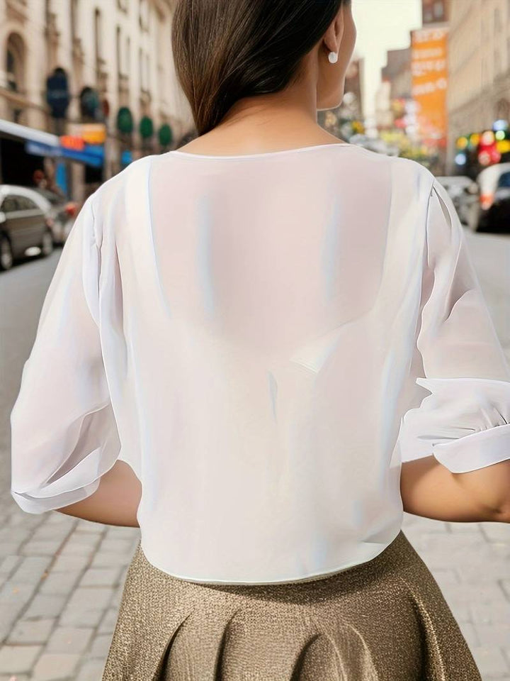 "Luchtige chiffon bolero met striksluiting en korte mouwen, elegant over zomeroutfits. Ideaal voor warme dagen en koele avond