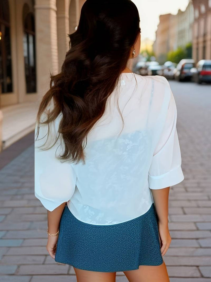 "Luchtige chiffon bolero met striksluiting en korte mouwen, elegant over zomeroutfits. Ideaal voor warme dagen en koele avond