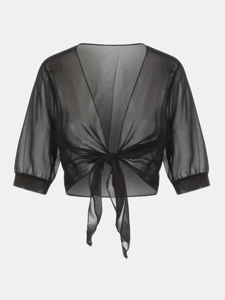 "Luchtige chiffon bolero met striksluiting en korte mouwen, elegant over zomeroutfits. Ideaal voor warme dagen en koele avond