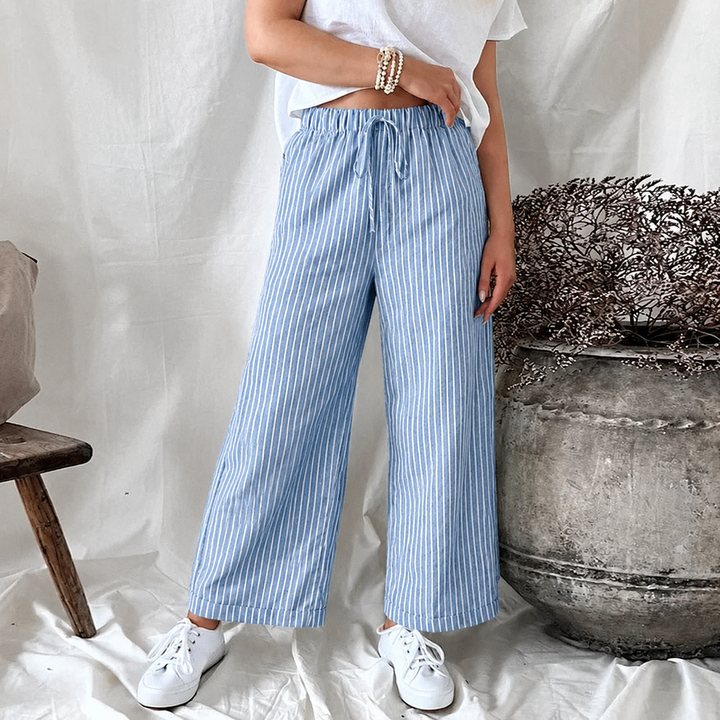 Comfortabele en ademende dames zomerbroek met ruime zakken, ideaal voor warme dagen en relaxte stijl.