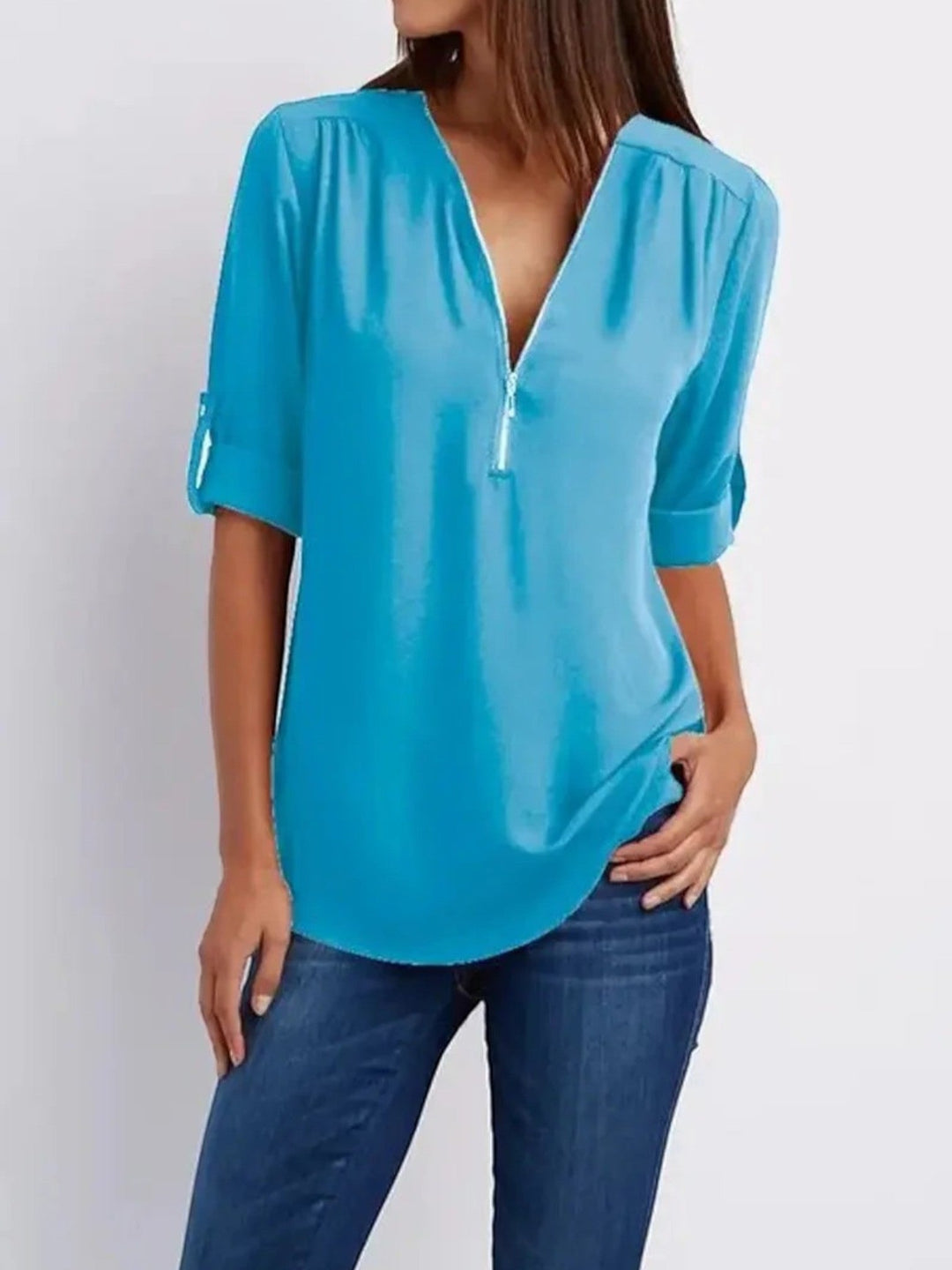 "Luchtige Emilia zomerblouse met v-hals en halve rits in zachte stof, ideaal voor casual zomeroutfits."