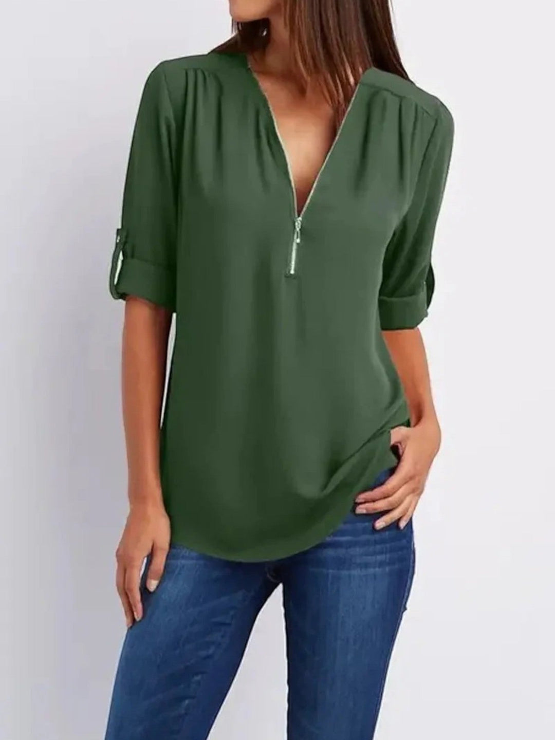 "Luchtige Emilia zomerblouse met v-hals en halve rits in zachte stof, ideaal voor casual zomeroutfits."