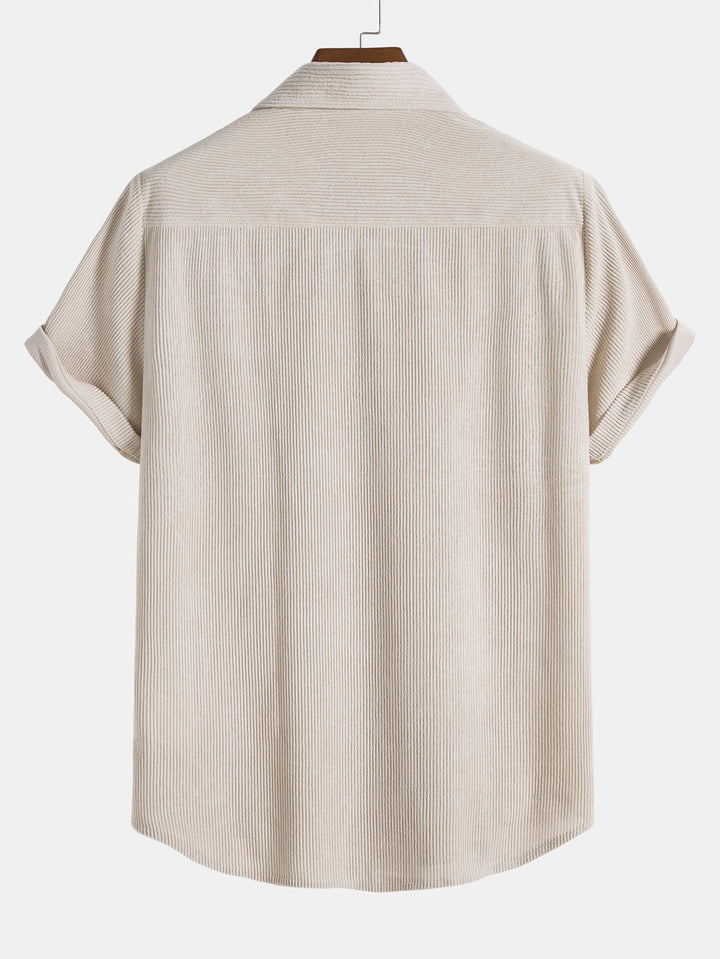 "Luchtige heren zomerset met comfortabel overhemd en korte broek, ideaal voor warme dagen en stijlvolle casual looks."