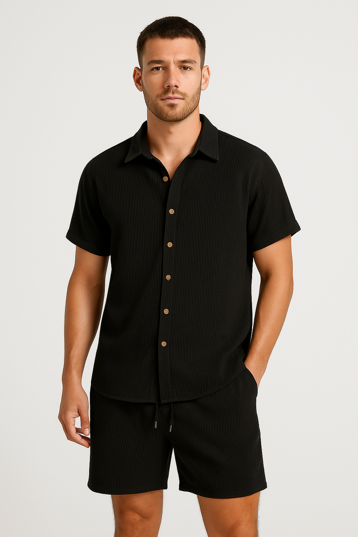 "Luchtige heren zomerset met comfortabel overhemd en korte broek, ideaal voor warme dagen en stijlvolle casual looks."