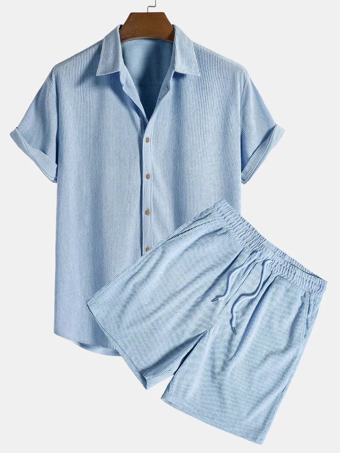 "Luchtige heren zomerset met comfortabel overhemd en korte broek, ideaal voor warme dagen en stijlvolle casual looks."