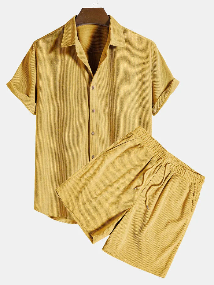 "Luchtige heren zomerset met comfortabel overhemd en korte broek, ideaal voor warme dagen en stijlvolle casual looks."