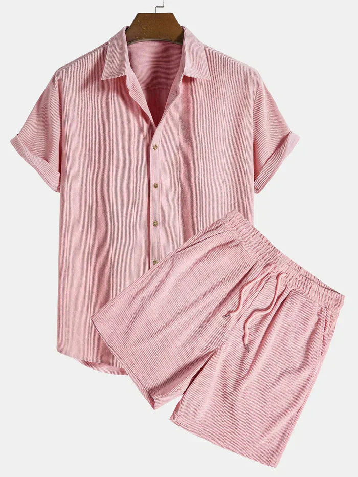 "Luchtige heren zomerset met comfortabel overhemd en korte broek, ideaal voor warme dagen en stijlvolle casual looks."
