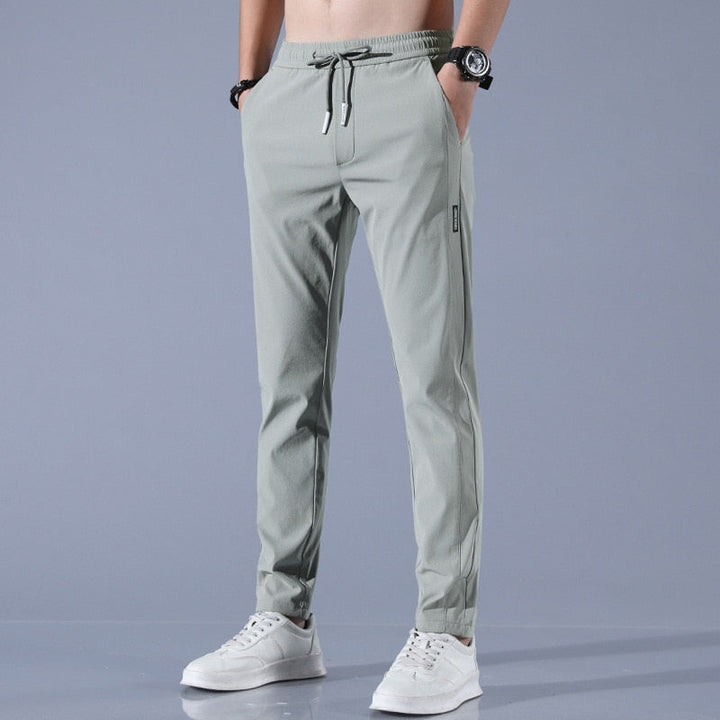 Man in luchtige herenbroek, genietend van comfort en vrijheid, perfect voor een casual dag.