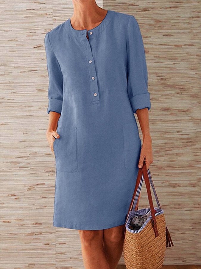 "Luchtige katoen-linnen damesjurk met knoopsluiting en opgerolde mouwen, perfect voor zomerse casual of verfijnde gelegenhede