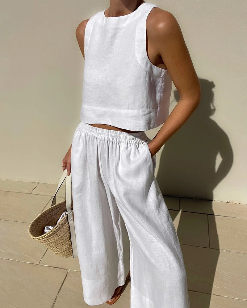 "Luchtige linnen set dames, bestaande uit een comfortabele crop top en wijde broek, perfecte zomeroutfit in neutrale tinten."