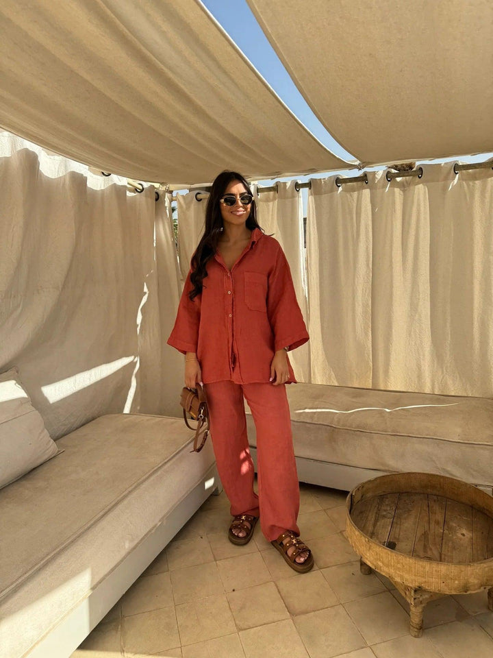"Luchtige linnen set voor dames, bestaande uit losse blouse en wijde broek; ideaal voor zomerse stijl en comfort."