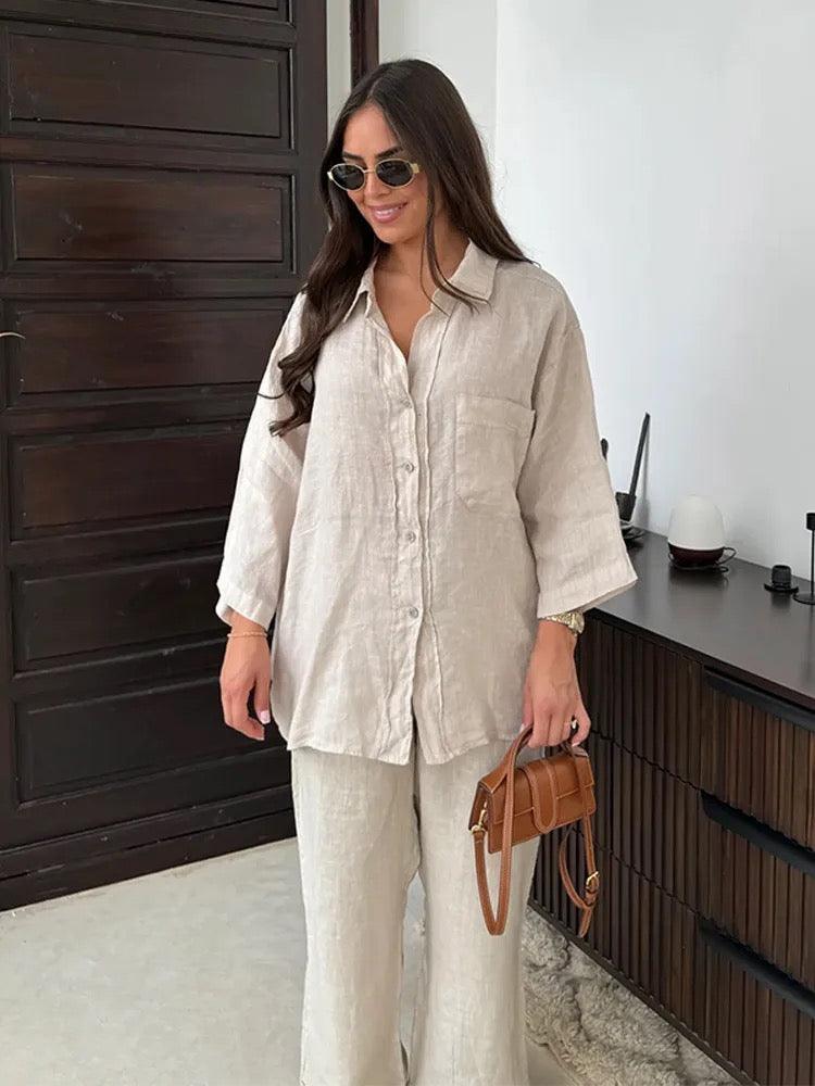 "Luchtige linnen set voor dames, bestaande uit losse blouse en wijde broek; ideaal voor zomerse stijl en comfort."