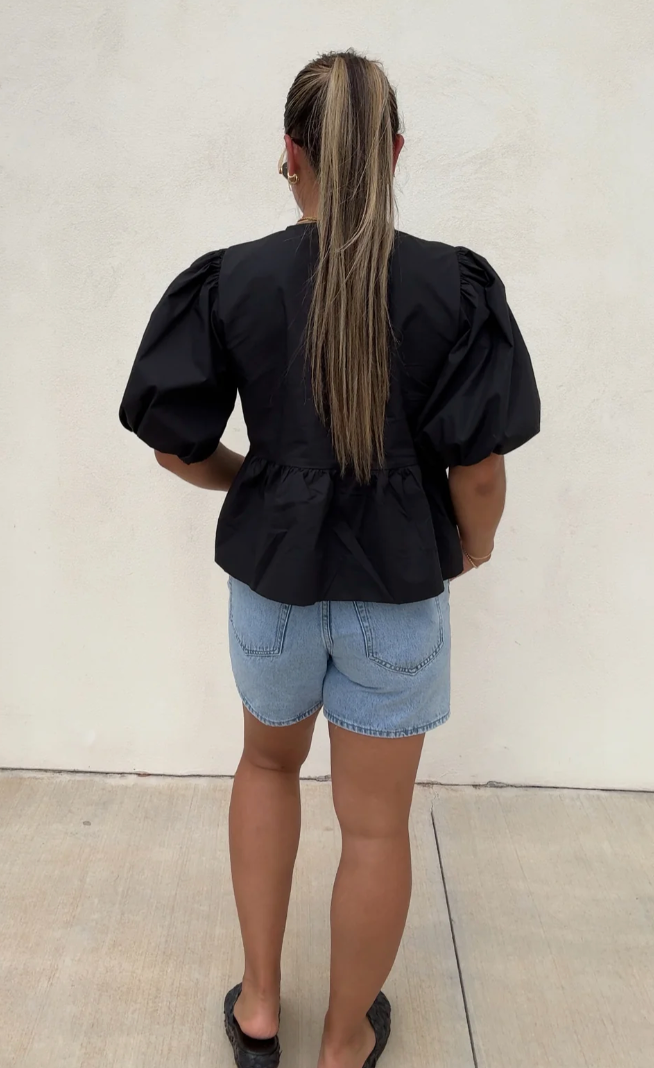 Luchtige Mila blouse voor dames met stijlvolle streepjes, pofmouwen en losse pasvorm ideaal voor lente en zomer.