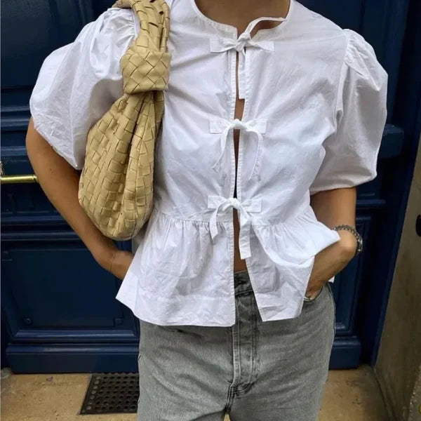 Luchtige Mila blouse voor dames met stijlvolle streepjes, pofmouwen en losse pasvorm ideaal voor lente en zomer.