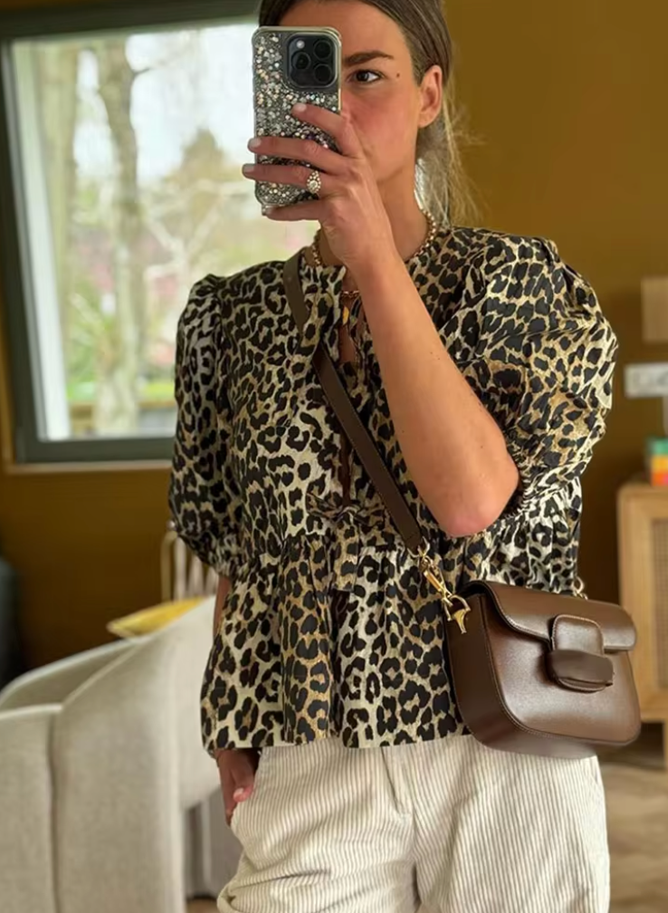 Luchtige Mila blouse voor dames met stijlvolle streepjes, pofmouwen en losse pasvorm ideaal voor lente en zomer.
