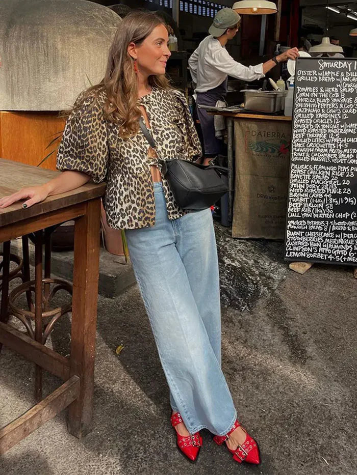 Luchtige Mila blouse voor dames met stijlvolle streepjes, pofmouwen en losse pasvorm ideaal voor lente en zomer.
