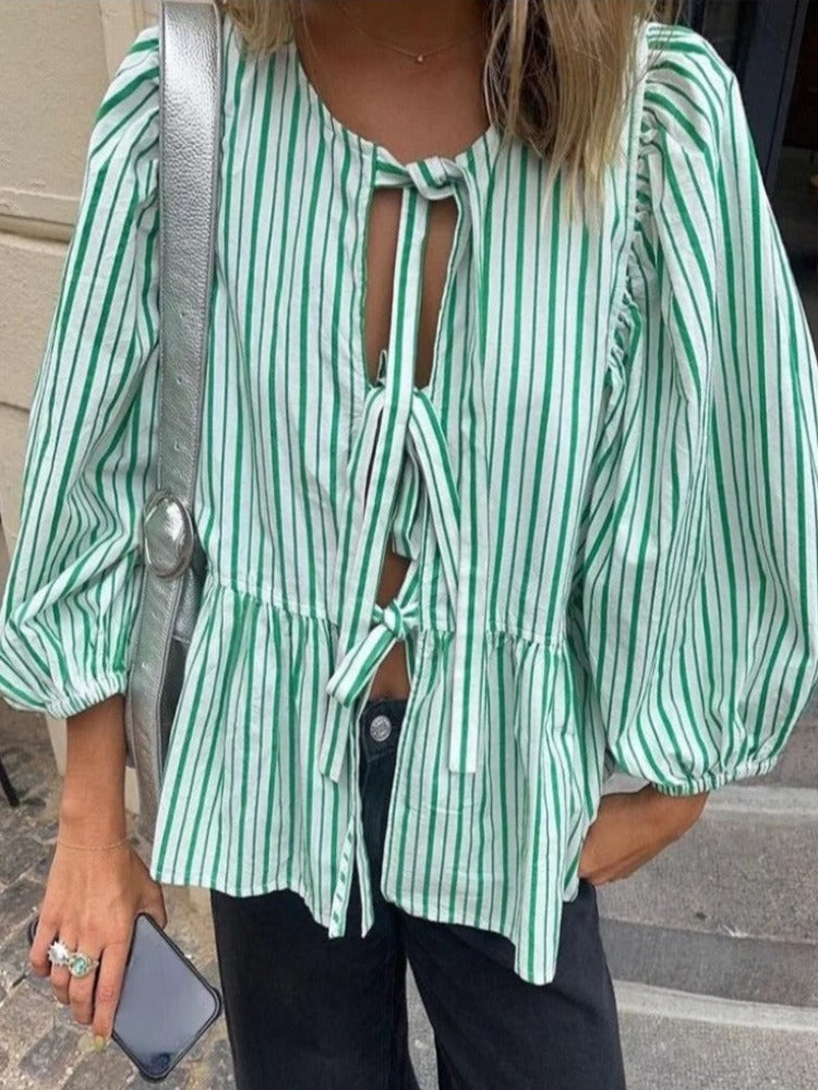 Luchtige Mila blouse voor dames met stijlvolle streepjes, pofmouwen en losse pasvorm ideaal voor lente en zomer.
