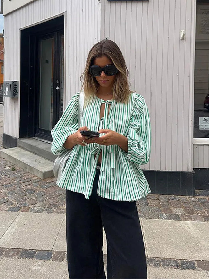 Luchtige Mila blouse voor dames met stijlvolle streepjes, pofmouwen en losse pasvorm ideaal voor lente en zomer.