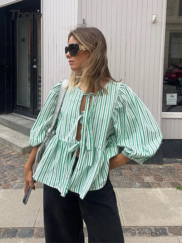 Luchtige Mila blouse voor dames met stijlvolle streepjes, pofmouwen en losse pasvorm ideaal voor lente en zomer.
