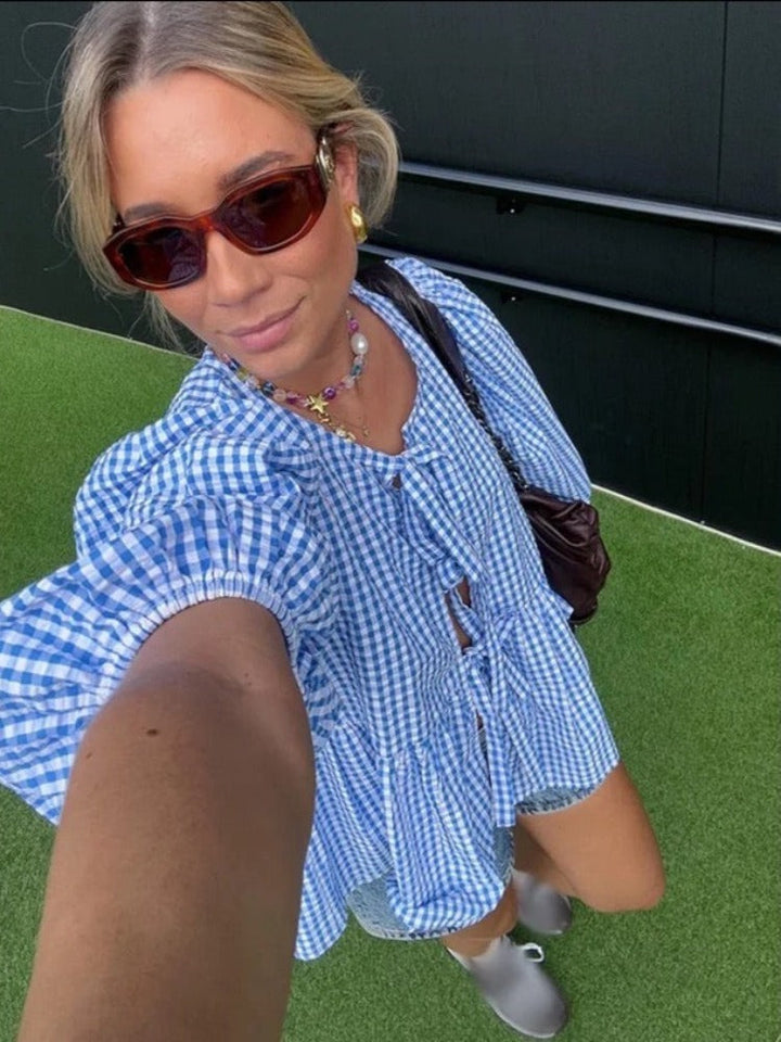 Luchtige Mila blouse voor dames met stijlvolle streepjes, pofmouwen en losse pasvorm ideaal voor lente en zomer.