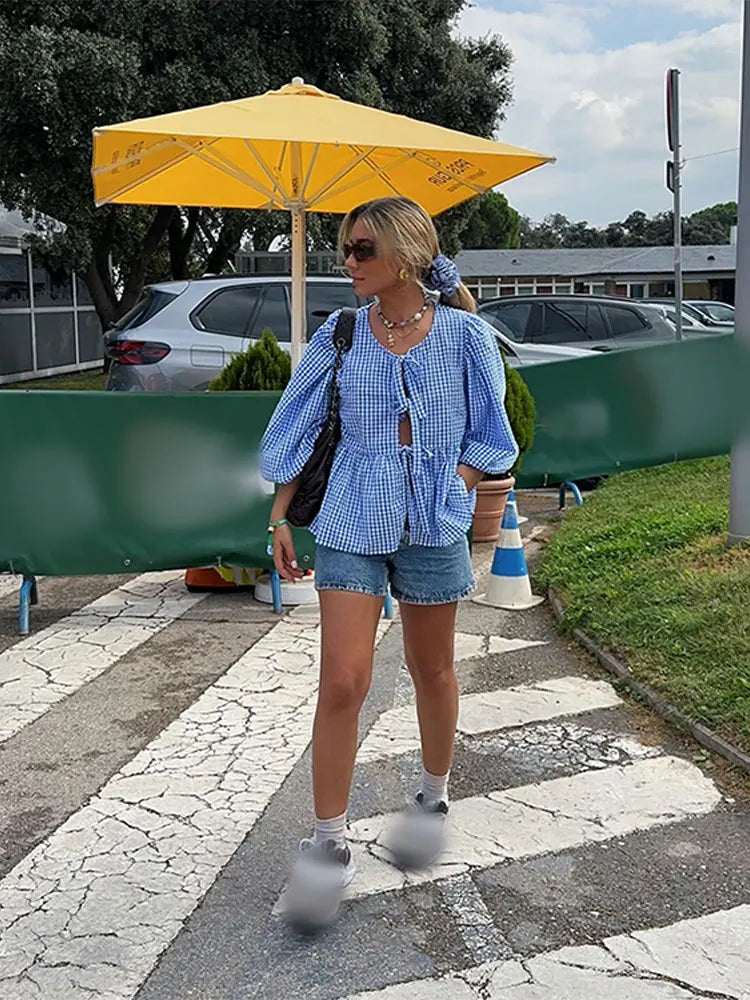 Luchtige Mila blouse voor dames met stijlvolle streepjes, pofmouwen en losse pasvorm ideaal voor lente en zomer.