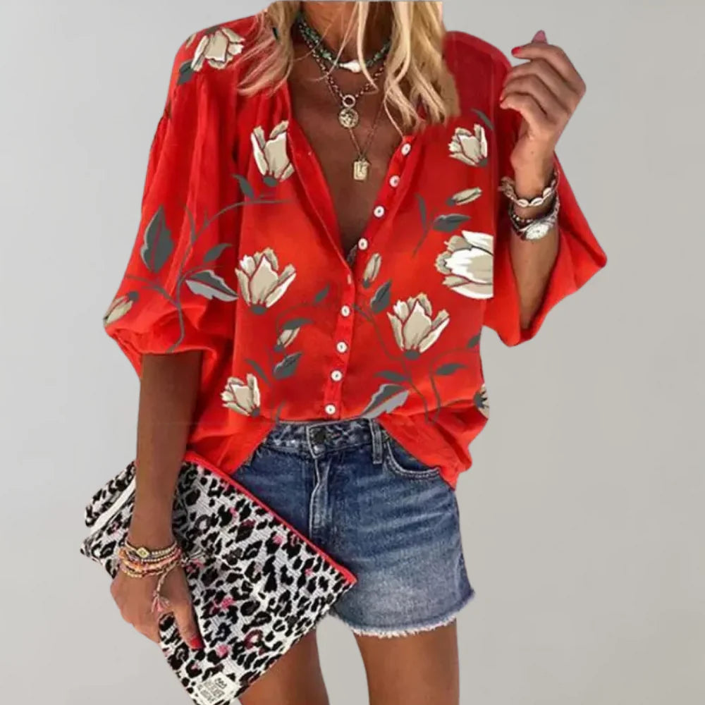 "Luchtige zomerse damesblouse met kleurrijke bloemenprint en elegante lange pasvorm voor stijlvolle casual looks."