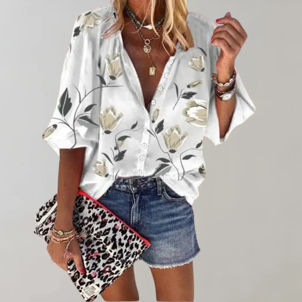 "Luchtige zomerse damesblouse met kleurrijke bloemenprint en elegante lange pasvorm voor stijlvolle casual looks."